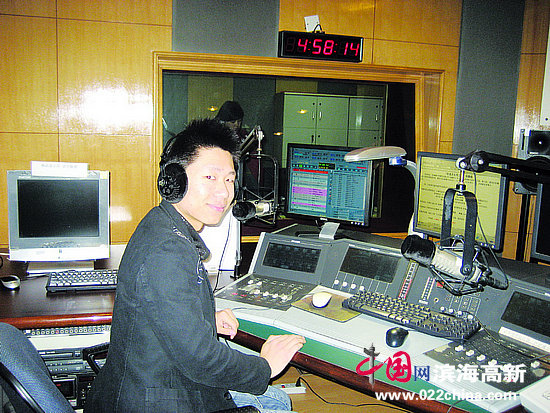 高海波在天津广播电台直播间