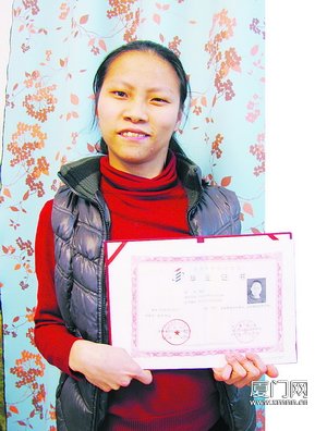 先天性脑瘫 8年努力拿下自考大专文凭(图)